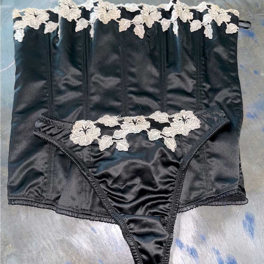 Felina - Bustier and thong - 2 pcs set- classy & sexy NWOT-Never Worn